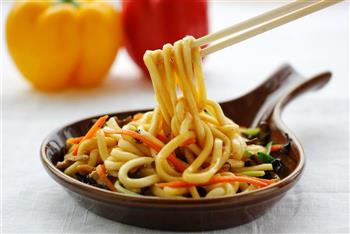 黑椒肉丝炒土豆粉怎么做，黑椒肉丝炒土豆粉怎么做好吃，黑椒肉丝炒土豆粉做法