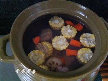 玉米莲藕筒骨汤怎么做，玉米莲藕筒骨汤怎么做好吃，玉米莲藕筒骨汤做法