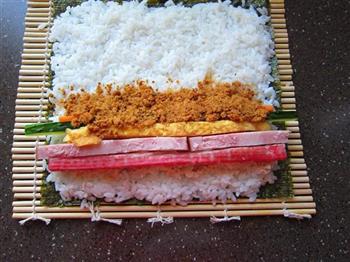 金枪鱼沙拉紫菜包饭怎么做，金枪鱼沙拉紫菜包饭怎么做好吃，金枪鱼沙拉紫菜包饭做法