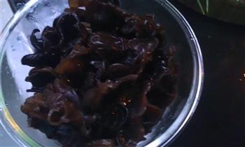 凉拌黑木耳怎么做，凉拌黑木耳怎么做好吃，凉拌黑木耳做法