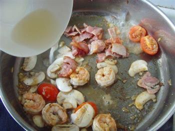 烟肉蘑菇鲜虾墨鱼汁面怎么做，烟肉蘑菇鲜虾墨鱼汁面怎么做好吃，烟肉蘑菇鲜虾墨鱼汁面做法