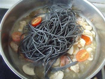 烟肉蘑菇鲜虾墨鱼汁面怎么做，烟肉蘑菇鲜虾墨鱼汁面怎么做好吃，烟肉蘑菇鲜虾墨鱼汁面做法