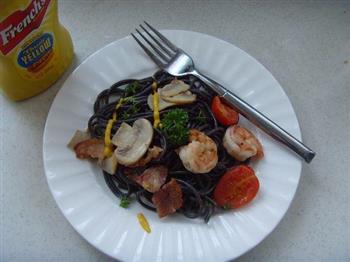 烟肉蘑菇鲜虾墨鱼汁面怎么做，烟肉蘑菇鲜虾墨鱼汁面怎么做好吃，烟肉蘑菇鲜虾墨鱼汁面做法