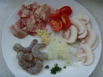 烟肉蘑菇鲜虾墨鱼汁面怎么做，烟肉蘑菇鲜虾墨鱼汁面怎么做好吃，烟肉蘑菇鲜虾墨鱼汁面做法