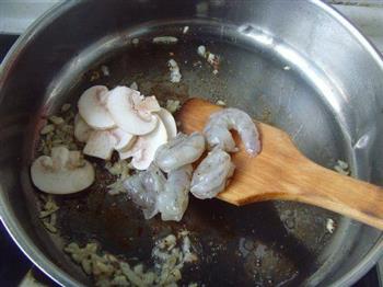 烟肉蘑菇鲜虾墨鱼汁面怎么做，烟肉蘑菇鲜虾墨鱼汁面怎么做好吃，烟肉蘑菇鲜虾墨鱼汁面做法