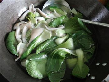 青菜蘑菇汤怎么做，青菜蘑菇汤怎么做好吃，青菜蘑菇汤做法