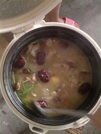 红枣枸杞香菇鸡汤怎么做，红枣枸杞香菇鸡汤怎么做好吃，红枣枸杞香菇鸡汤做法