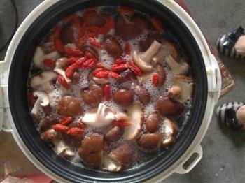 红枣枸杞香菇鸡汤怎么做，红枣枸杞香菇鸡汤怎么做好吃，红枣枸杞香菇鸡汤做法