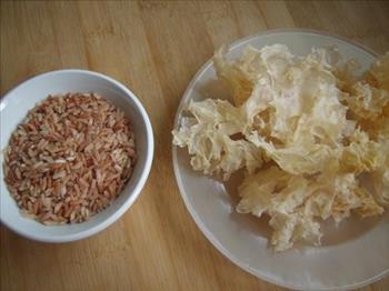 红米银耳羹怎么做，红米银耳羹怎么做好吃，红米银耳羹做法
