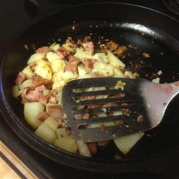土豆粒煎香肠怎么做，土豆粒煎香肠怎么做好吃，土豆粒煎香肠做法