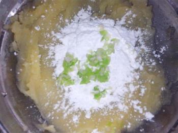 葱香纽扣土豆饼怎么做，葱香纽扣土豆饼怎么做好吃，葱香纽扣土豆饼做法