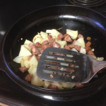 土豆粒煎香肠怎么做，土豆粒煎香肠怎么做好吃，土豆粒煎香肠做法