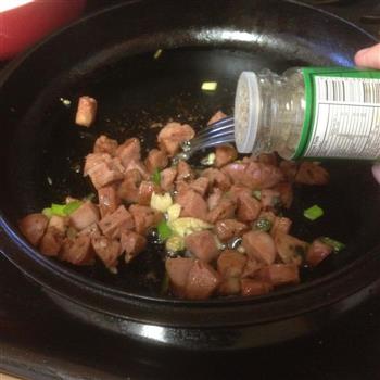土豆粒煎香肠怎么做，土豆粒煎香肠怎么做好吃，土豆粒煎香肠做法