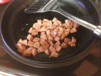 土豆粒煎香肠怎么做，土豆粒煎香肠怎么做好吃，土豆粒煎香肠做法