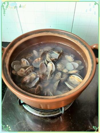 鲜得掉眉的-丝瓜蛤蜊汤怎么做，鲜得掉眉的-丝瓜蛤蜊汤怎么做好吃，鲜得掉眉的-丝瓜蛤蜊汤做法