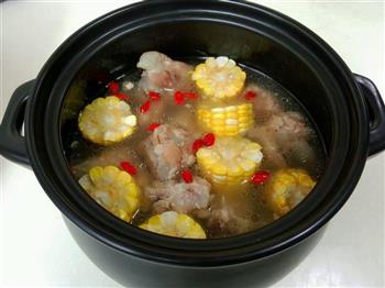 玉米枸杞筒骨汤怎么做，玉米枸杞筒骨汤怎么做好吃，玉米枸杞筒骨汤做法