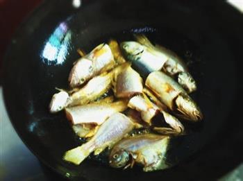 红烧小黄花鱼怎么做，红烧小黄花鱼怎么做好吃，红烧小黄花鱼做法
