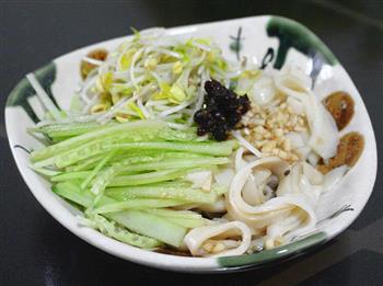 特色小吃—陕西凉皮怎么做，特色小吃—陕西凉皮怎么做好吃，特色小吃—陕西凉皮做法