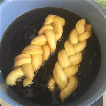 甜味软麻花怎么做，甜味软麻花怎么做好吃，甜味软麻花做法
