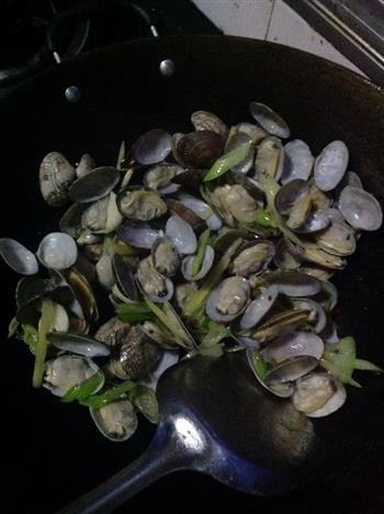 蛤蜊炒青椒怎么做，蛤蜊炒青椒怎么做好吃，蛤蜊炒青椒做法