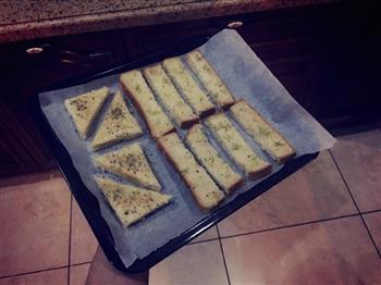 蒜香吐司怎么做，蒜香吐司怎么做好吃，蒜香吐司做法
