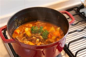 牛腩煲怎么做，牛腩煲怎么做好吃，牛腩煲做法