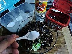 韩式拌蕨菜怎么做，韩式拌蕨菜怎么做好吃，韩式拌蕨菜做法