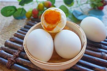 自制爆油咸鸭蛋怎么做，自制爆油咸鸭蛋怎么做好吃，自制爆油咸鸭蛋做法