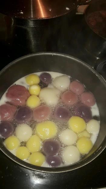 彩色草莓汤汤圆怎么做，彩色草莓汤汤圆怎么做好吃，彩色草莓汤汤圆做法