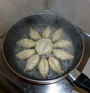 抱蛋煎饺怎么做，抱蛋煎饺怎么做好吃，抱蛋煎饺做法