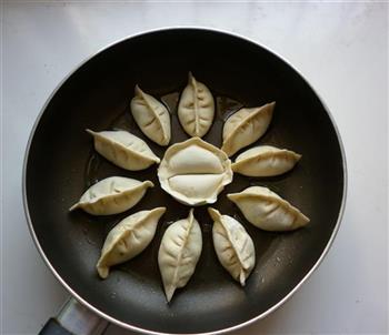 抱蛋煎饺怎么做，抱蛋煎饺怎么做好吃，抱蛋煎饺做法