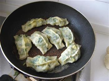 三鲜锅贴怎么做，三鲜锅贴怎么做好吃，三鲜锅贴做法