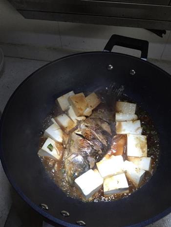 红烧豆腐鲫鱼怎么做，红烧豆腐鲫鱼怎么做好吃，红烧豆腐鲫鱼做法