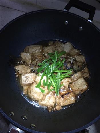 红烧豆腐鲫鱼怎么做，红烧豆腐鲫鱼怎么做好吃，红烧豆腐鲫鱼做法