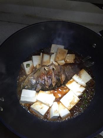 红烧豆腐鲫鱼怎么做，红烧豆腐鲫鱼怎么做好吃，红烧豆腐鲫鱼做法