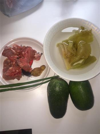酸菜节瓜猪骨湯怎么做，酸菜节瓜猪骨湯怎么做好吃，酸菜节瓜猪骨湯做法