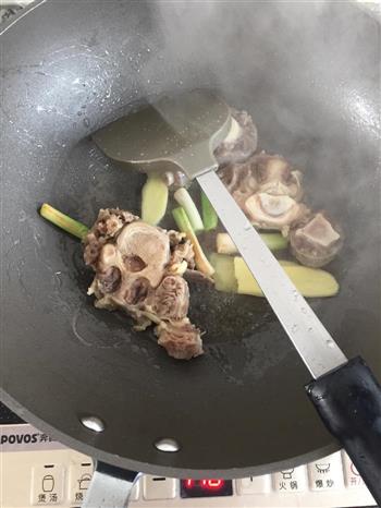 番茄土豆牛尾巴汤怎么做，番茄土豆牛尾巴汤怎么做好吃，番茄土豆牛尾巴汤做法