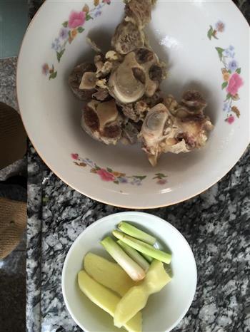 番茄土豆牛尾巴汤怎么做，番茄土豆牛尾巴汤怎么做好吃，番茄土豆牛尾巴汤做法