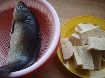 冻豆腐烧鲫鱼怎么做，冻豆腐烧鲫鱼怎么做好吃，冻豆腐烧鲫鱼做法