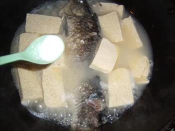 冻豆腐烧鲫鱼怎么做，冻豆腐烧鲫鱼怎么做好吃，冻豆腐烧鲫鱼做法