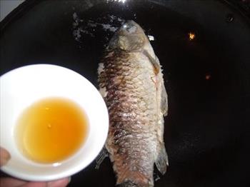 冻豆腐烧鲫鱼怎么做，冻豆腐烧鲫鱼怎么做好吃，冻豆腐烧鲫鱼做法