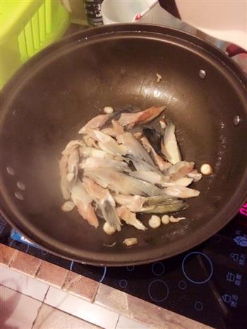 三文鱼鳍汤怎么做，三文鱼鳍汤怎么做好吃，三文鱼鳍汤做法