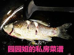 舌尖还原-啤酒泡菜鲫鱼怎么做，舌尖还原-啤酒泡菜鲫鱼怎么做好吃，舌尖还原-啤酒泡菜鲫鱼做法