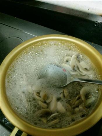 蘑菇瘦肉汤怎么做，蘑菇瘦肉汤怎么做好吃，蘑菇瘦肉汤做法