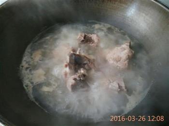 红萝卜玉米排骨汤怎么做，红萝卜玉米排骨汤怎么做好吃，红萝卜玉米排骨汤做法