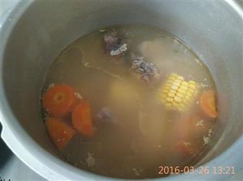 红萝卜玉米排骨汤怎么做，红萝卜玉米排骨汤怎么做好吃，红萝卜玉米排骨汤做法