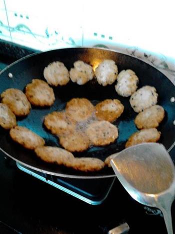 香煎刀鱼饼怎么做，香煎刀鱼饼怎么做好吃，香煎刀鱼饼做法