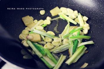 芹菜鲫鱼豆腐怎么做，芹菜鲫鱼豆腐怎么做好吃，芹菜鲫鱼豆腐做法