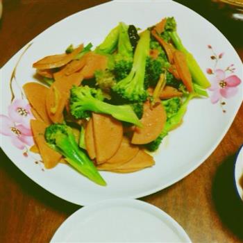 西兰花炒火腿怎么做，西兰花炒火腿怎么做好吃，西兰花炒火腿做法