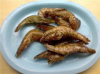 瓦煲盐焗虾怎么做，瓦煲盐焗虾怎么做好吃，瓦煲盐焗虾做法